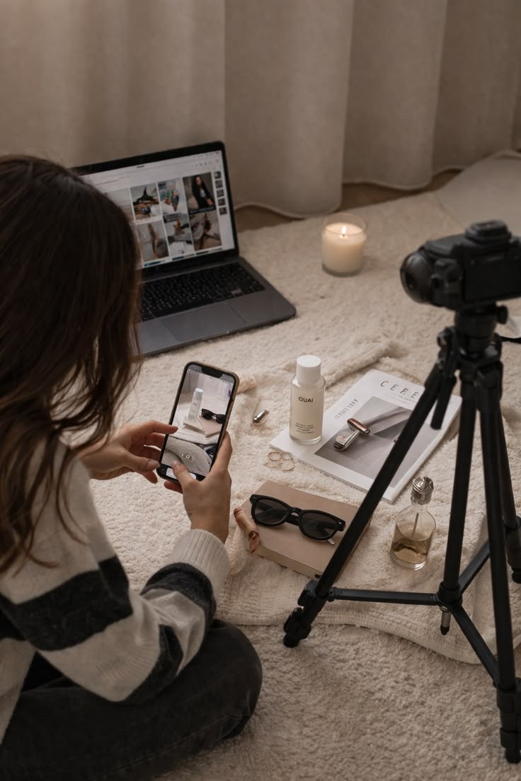 Créatrice de contenu UGC filmant des produits avec son smartphone